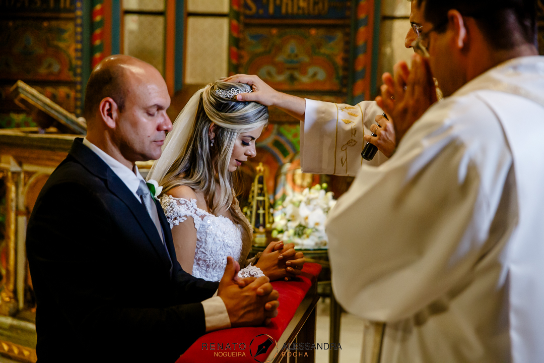 padre abencoando a noiva na igreja sao jose em bh