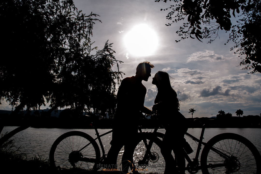 Andando de bicicleta, inspiramos liberdade e expiramos iniciativa, gestante feliz com o por do sol.