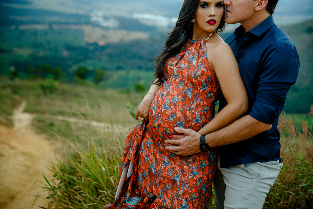 Fotos gestante externa que expressam o amor e a expectativa que envolvem a gestação.
