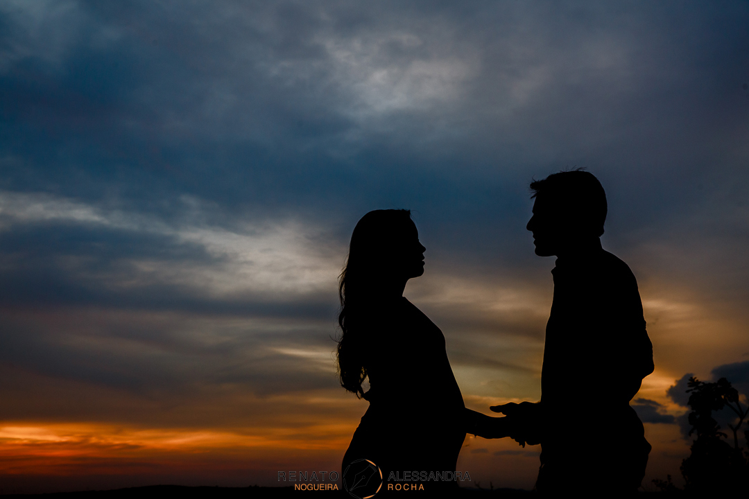 Eternizar momentos especiais antes da chegada do bebê. Fotos externas gestante por do sol.