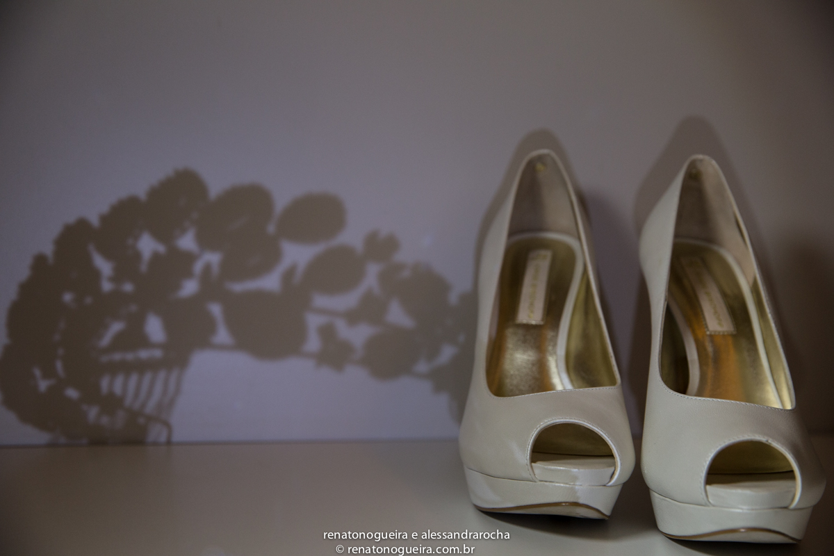 estido de noiva, peças da noiva, noivo, noiva, espaço Joyeux sete lagoas, terno do noivo, sapato, bouquet, padrinhos, maquiagem da noiva, beijo, alianças, festa, dança dos noivos, musica, bolo de noivos, docinhos, arranjos, cor