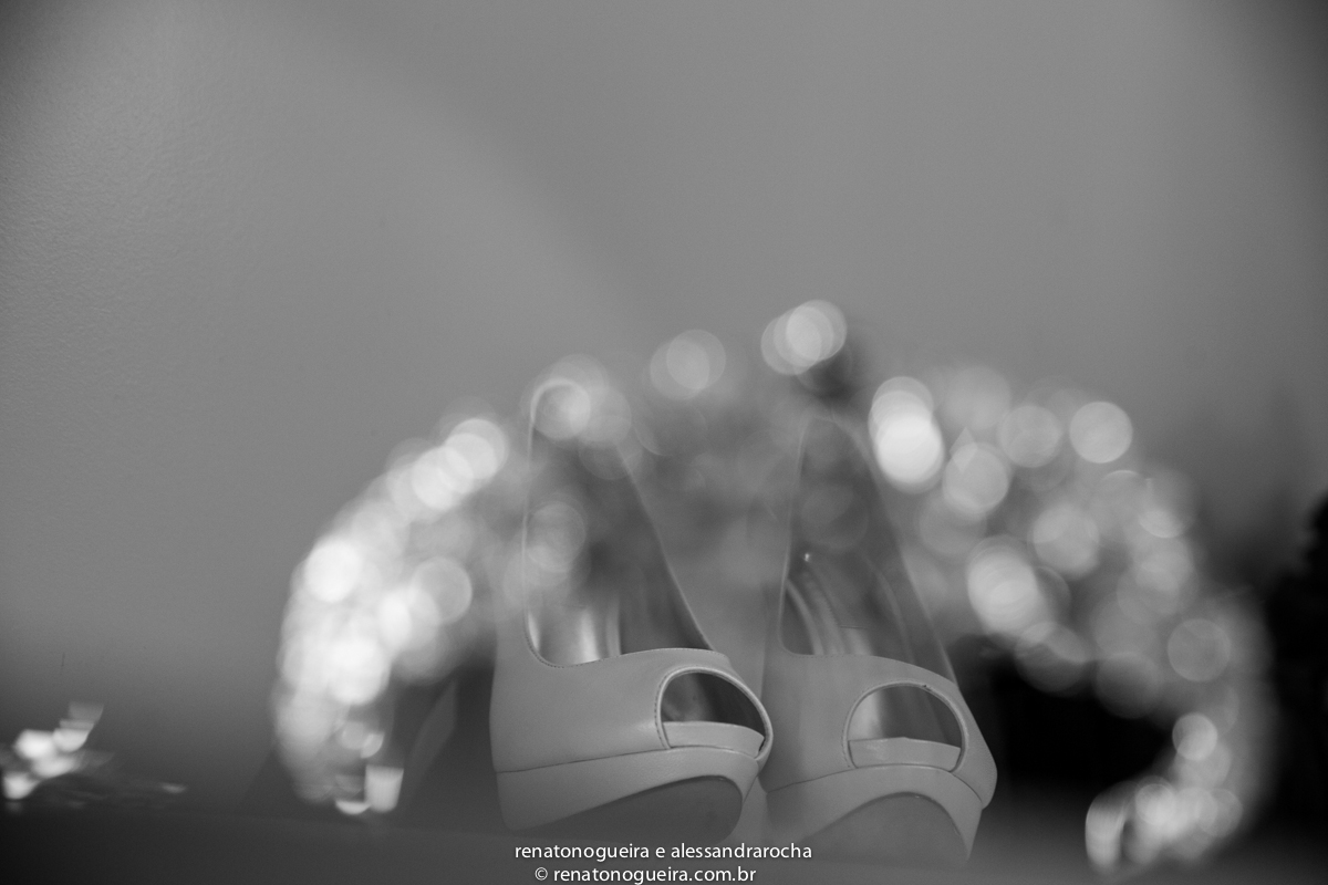 estido de noiva, peças da noiva, noivo, noiva, espaço Joyeux sete lagoas, terno do noivo, sapato, bouquet, padrinhos, maquiagem da noiva, beijo, alianças, festa, dança dos noivos, musica, bolo de noivos, docinhos, arranjos, cor