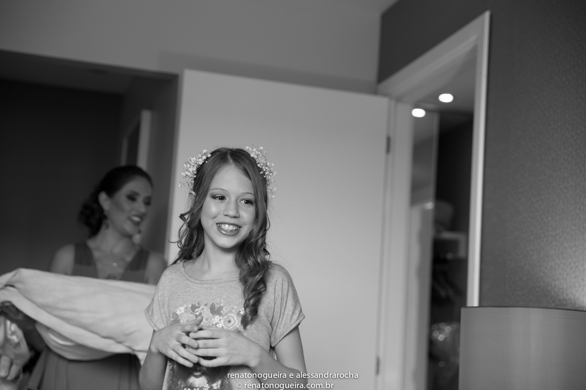 estido de noiva, peças da noiva, noivo, noiva, espaço Joyeux sete lagoas, terno do noivo, sapato, bouquet, padrinhos, maquiagem da noiva, beijo, alianças, festa, dança dos noivos, musica, bolo de noivos, docinhos, arranjos, cor