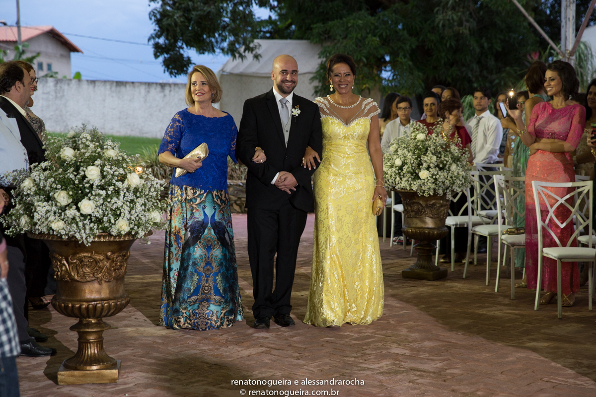 vestido de noiva, peças da noiva, noivo, noiva, espaço Joyeux sete lagoas, terno do noivo, sapato, bouquet, padrinhos, maquiagem da noiva, beijo, alianças, festa, dança dos noivos, musica, bolo de noivos, docinhos, arranjos, co