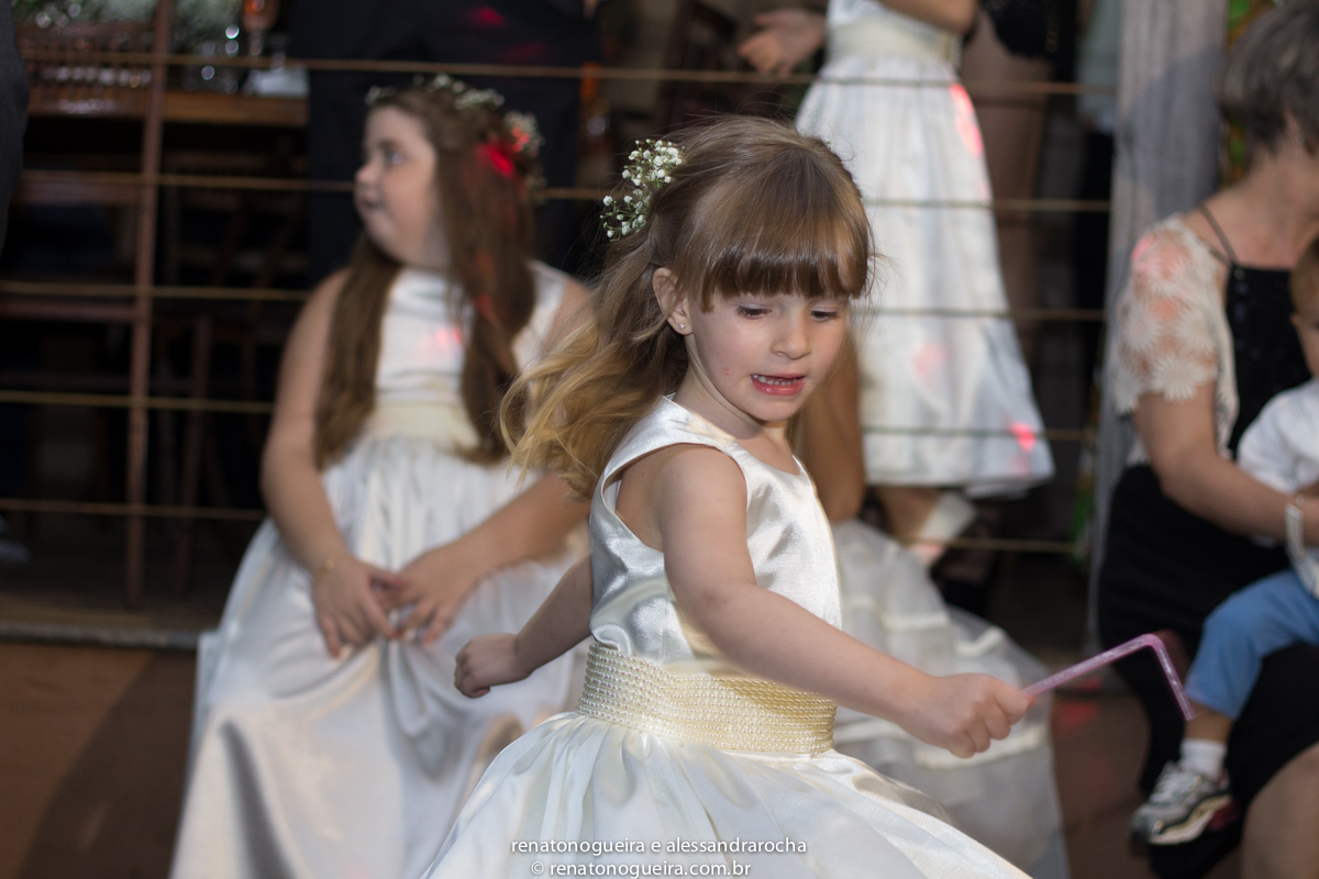 vestido de noiva, peças da noiva, noivo, noiva, espaço Joyeux sete lagoas, terno do noivo, sapato, bouquet, padrinhos, maquiagem da noiva, beijo, alianças, festa, dança dos noivos, musica, bolo de noivos, docinhos, arranjos, co