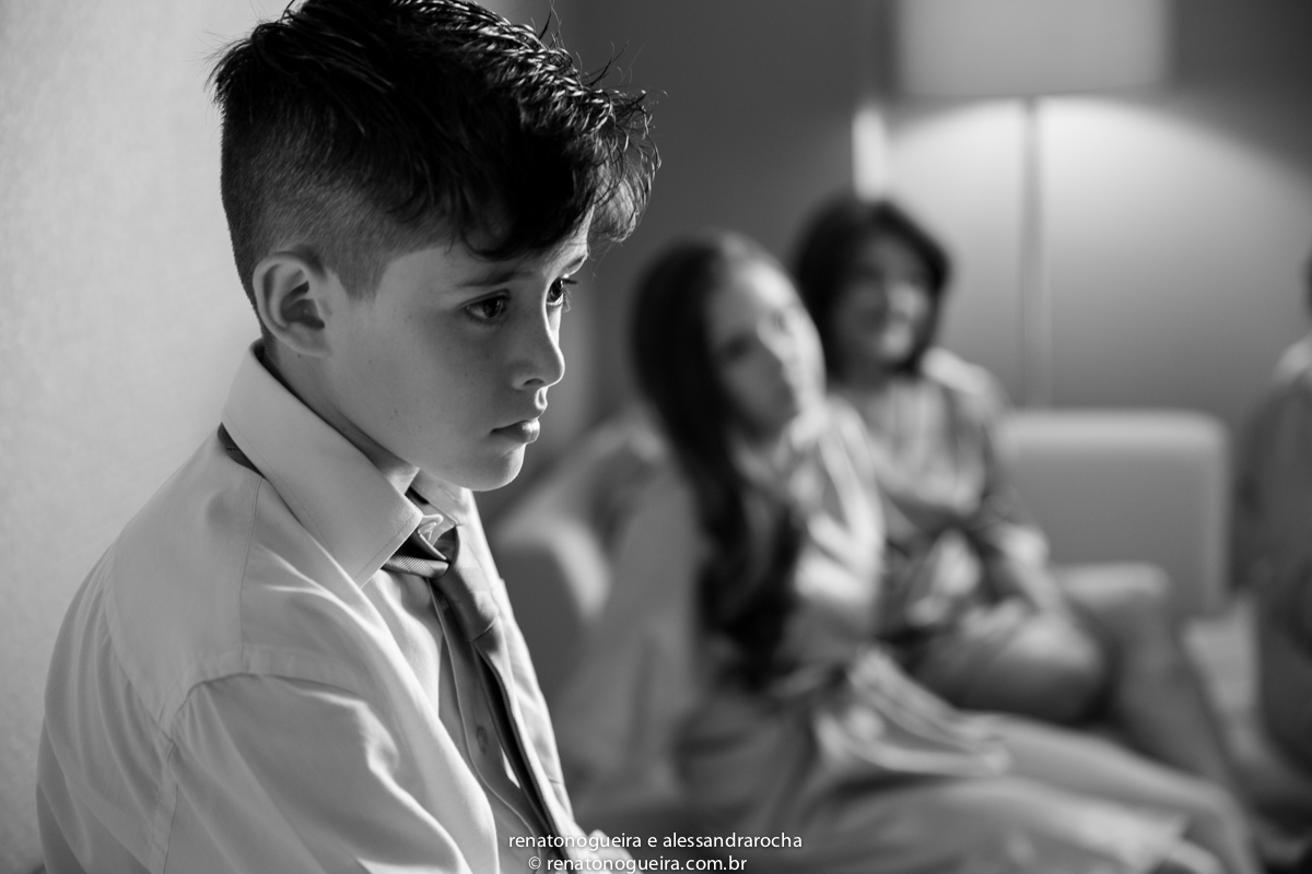 estido de noiva, peças da noiva, noivo, noiva, espaço Joyeux sete lagoas, terno do noivo, sapato, bouquet, padrinhos, maquiagem da noiva, beijo, alianças, festa, dança dos noivos, musica, bolo de noivos, docinhos, arranjos, cor