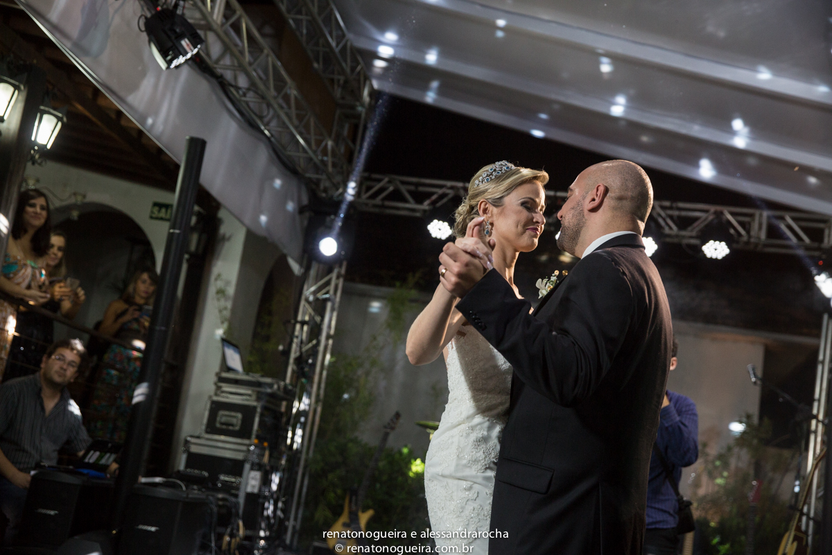 vestido de noiva, peças da noiva, noivo, noiva, espaço Joyeux sete lagoas, terno do noivo, sapato, bouquet, padrinhos, maquiagem da noiva, beijo, alianças, festa, dança dos noivos, musica, bolo de noivos, docinhos, arranjos, co