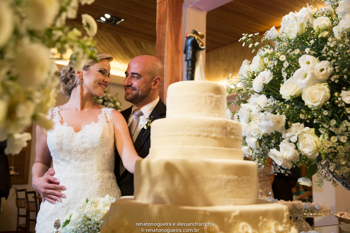 vestido de noiva, peças da noiva, noivo, noiva, espaço Joyeux sete lagoas, terno do noivo, sapato, bouquet, padrinhos, maquiagem da noiva, beijo, alianças, festa, dança dos noivos, musica, bolo de noivos, docinhos, arranjos, co