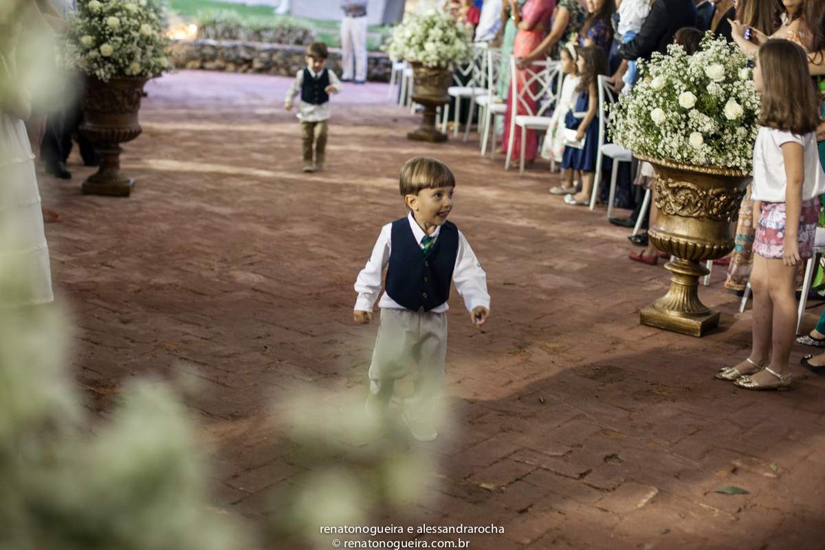 vestido de noiva, peças da noiva, noivo, noiva, espaço Joyeux sete lagoas, terno do noivo, sapato, bouquet, padrinhos, maquiagem da noiva, beijo, alianças, festa, dança dos noivos, musica, bolo de noivos, docinhos, arranjos, co