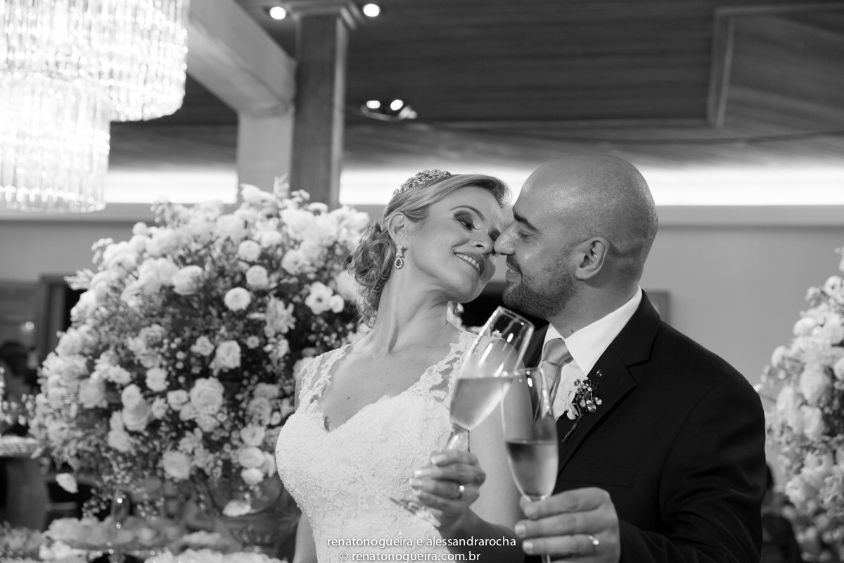 vestido de noiva, peças da noiva, noivo, noiva, espaço Joyeux sete lagoas, terno do noivo, sapato, bouquet, padrinhos, maquiagem da noiva, beijo, alianças, festa, dança dos noivos, musica, bolo de noivos, docinhos, arranjos, co