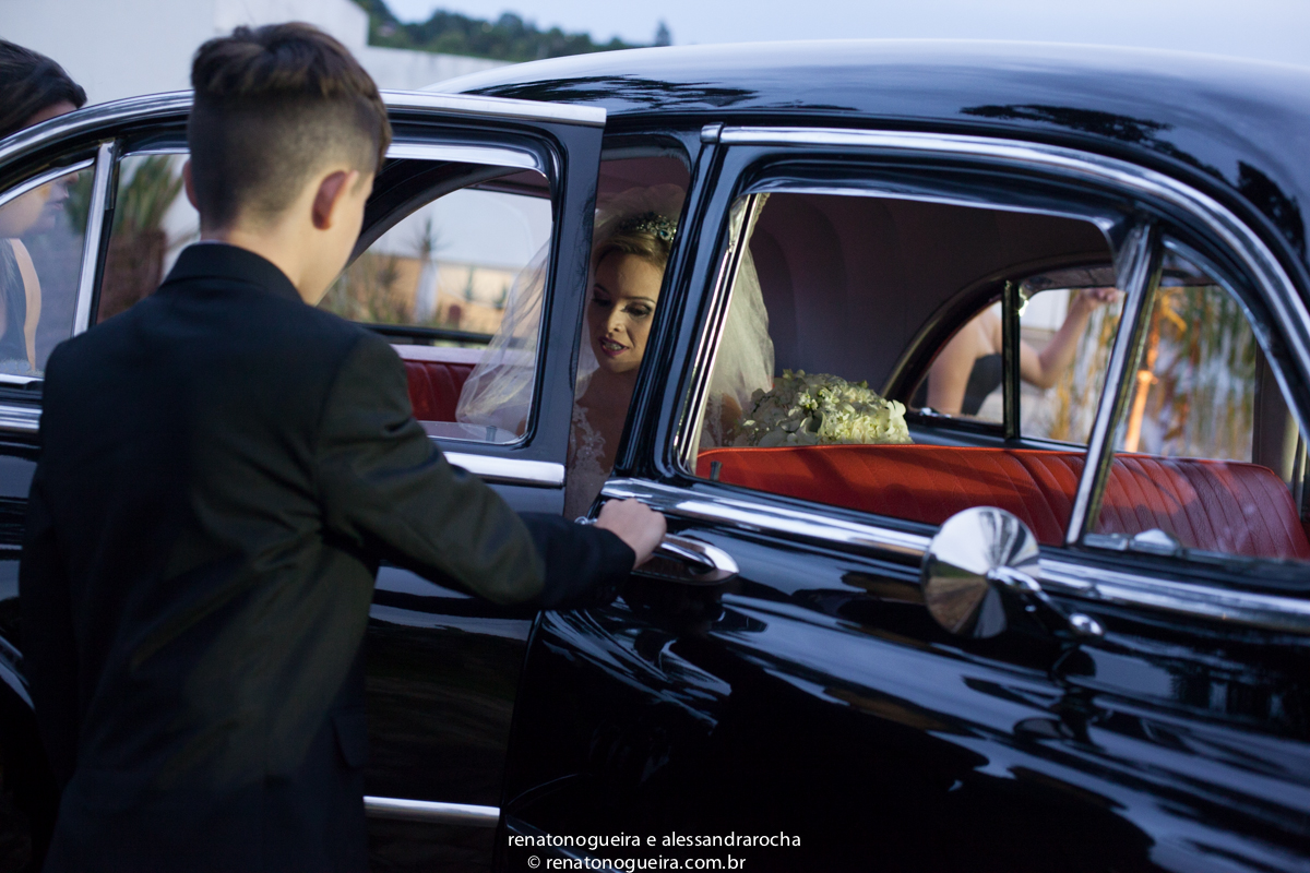 vestido de noiva, peças da noiva, noivo, noiva, espaço Joyeux sete lagoas, terno do noivo, sapato, bouquet, padrinhos, maquiagem da noiva, beijo, alianças, festa, dança dos noivos, musica, bolo de noivos, docinhos, arranjos, co