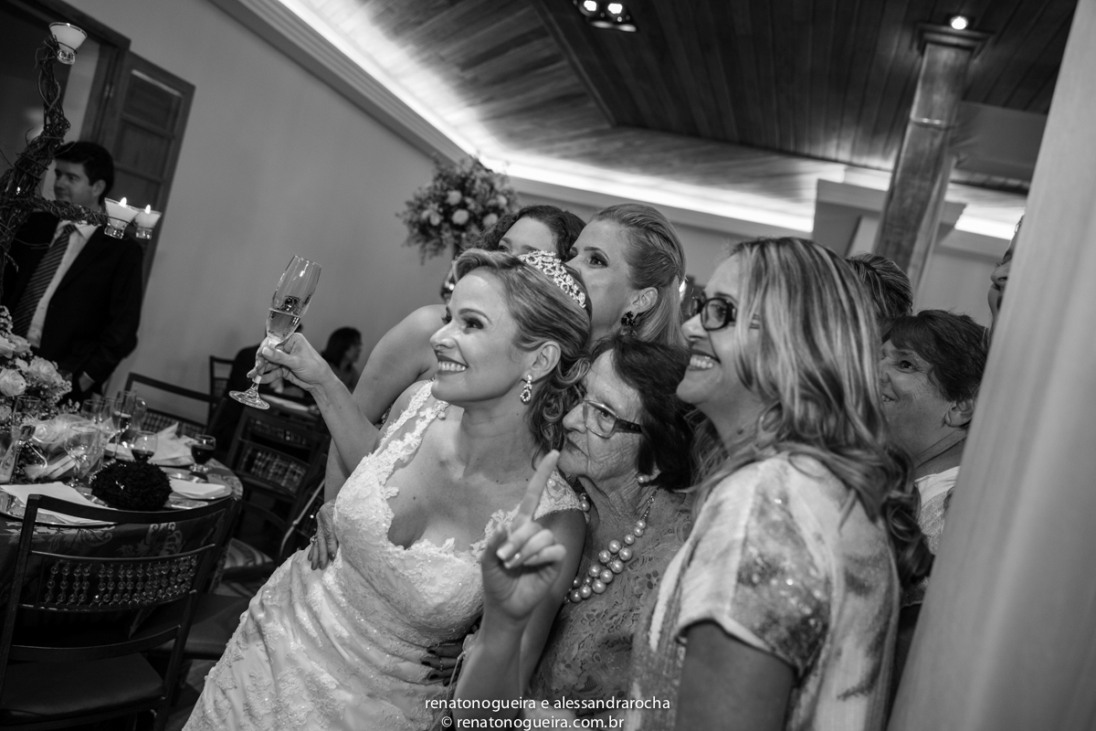 vestido de noiva, peças da noiva, noivo, noiva, espaço Joyeux sete lagoas, terno do noivo, sapato, bouquet, padrinhos, maquiagem da noiva, beijo, alianças, festa, dança dos noivos, musica, bolo de noivos, docinhos, arranjos, co