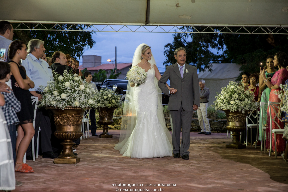vestido de noiva, peças da noiva, noivo, noiva, espaço Joyeux sete lagoas, terno do noivo, sapato, bouquet, padrinhos, maquiagem da noiva, beijo, alianças, festa, dança dos noivos, musica, bolo de noivos, docinhos, arranjos, co