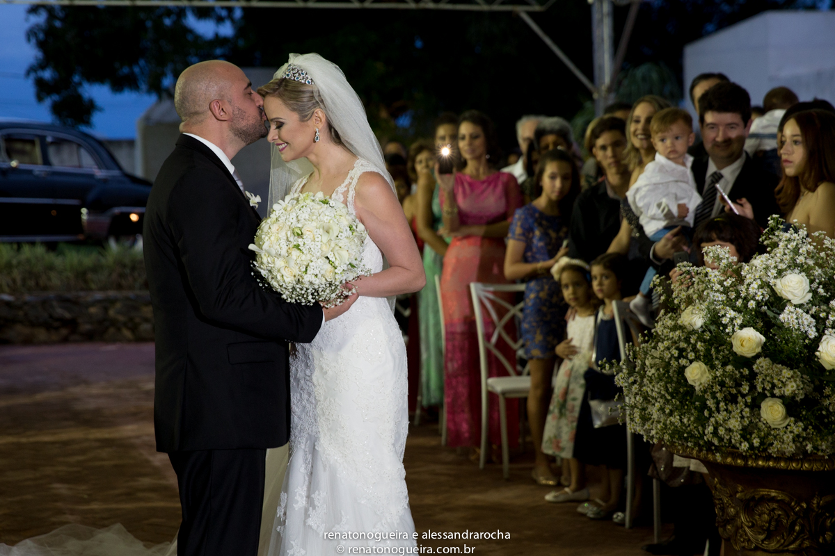 vestido de noiva, peças da noiva, noivo, noiva, espaço Joyeux sete lagoas, terno do noivo, sapato, bouquet, padrinhos, maquiagem da noiva, beijo, alianças, festa, dança dos noivos, musica, bolo de noivos, docinhos, arranjos, co