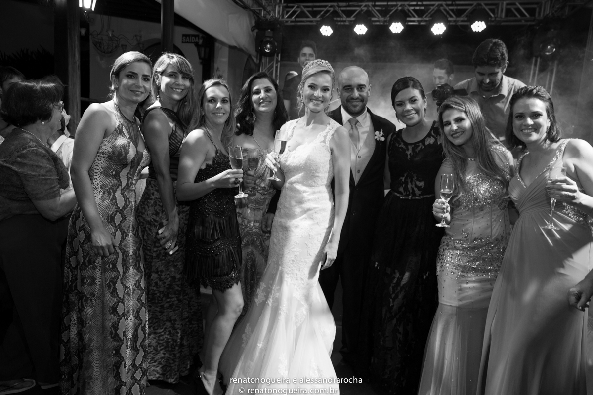 vestido de noiva, peças da noiva, noivo, noiva, espaço Joyeux sete lagoas, terno do noivo, sapato, bouquet, padrinhos, maquiagem da noiva, beijo, alianças, festa, dança dos noivos, musica, bolo de noivos, docinhos, arranjos, co