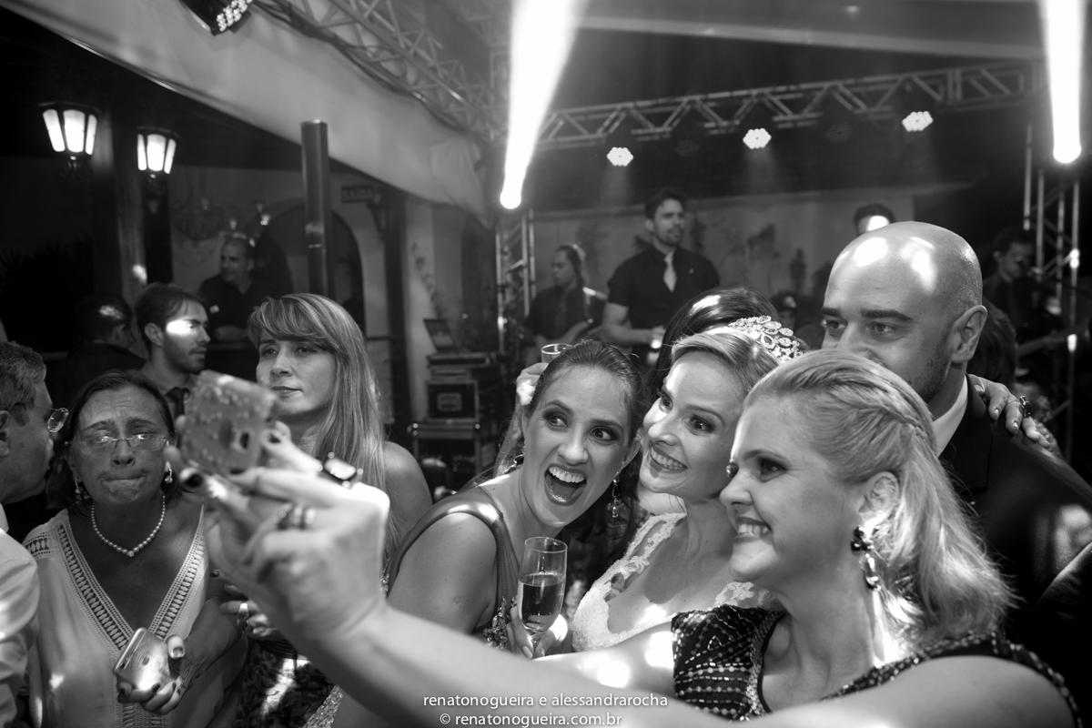 vestido de noiva, peças da noiva, noivo, noiva, espaço Joyeux sete lagoas, terno do noivo, sapato, bouquet, padrinhos, maquiagem da noiva, beijo, alianças, festa, dança dos noivos, musica, bolo de noivos, docinhos, arranjos, co