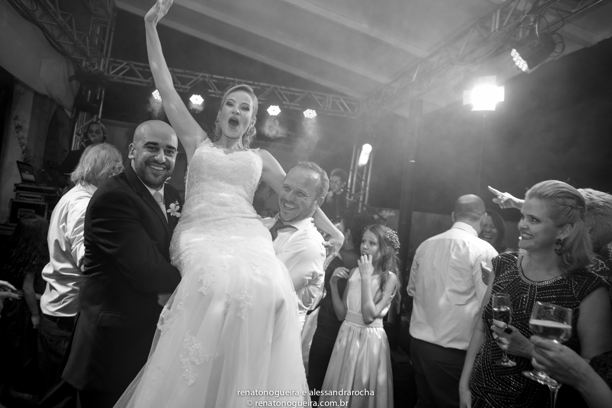 vestido de noiva, peças da noiva, noivo, noiva, espaço Joyeux sete lagoas, terno do noivo, sapato, bouquet, padrinhos, maquiagem da noiva, beijo, alianças, festa, dança dos noivos, musica, bolo de noivos, docinhos, arranjos, co