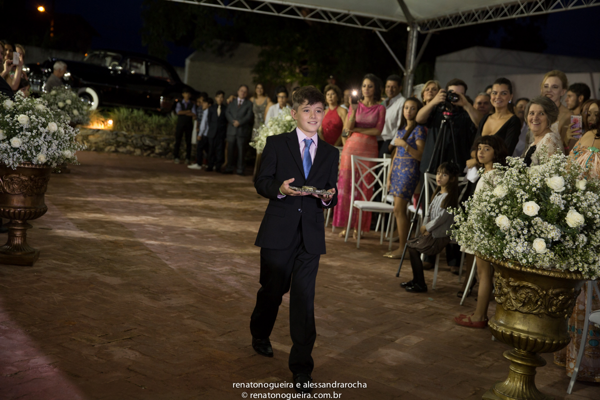 vestido de noiva, peças da noiva, noivo, noiva, espaço Joyeux sete lagoas, terno do noivo, sapato, bouquet, padrinhos, maquiagem da noiva, beijo, alianças, festa, dança dos noivos, musica, bolo de noivos, docinhos, arranjos, co