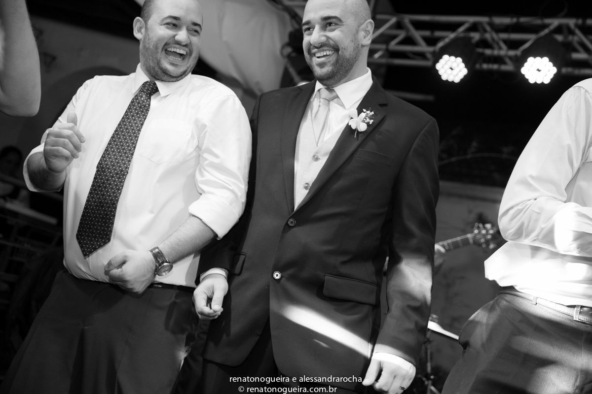 vestido de noiva, peças da noiva, noivo, noiva, espaço Joyeux sete lagoas, terno do noivo, sapato, bouquet, padrinhos, maquiagem da noiva, beijo, alianças, festa, dança dos noivos, musica, bolo de noivos, docinhos, arranjos, co