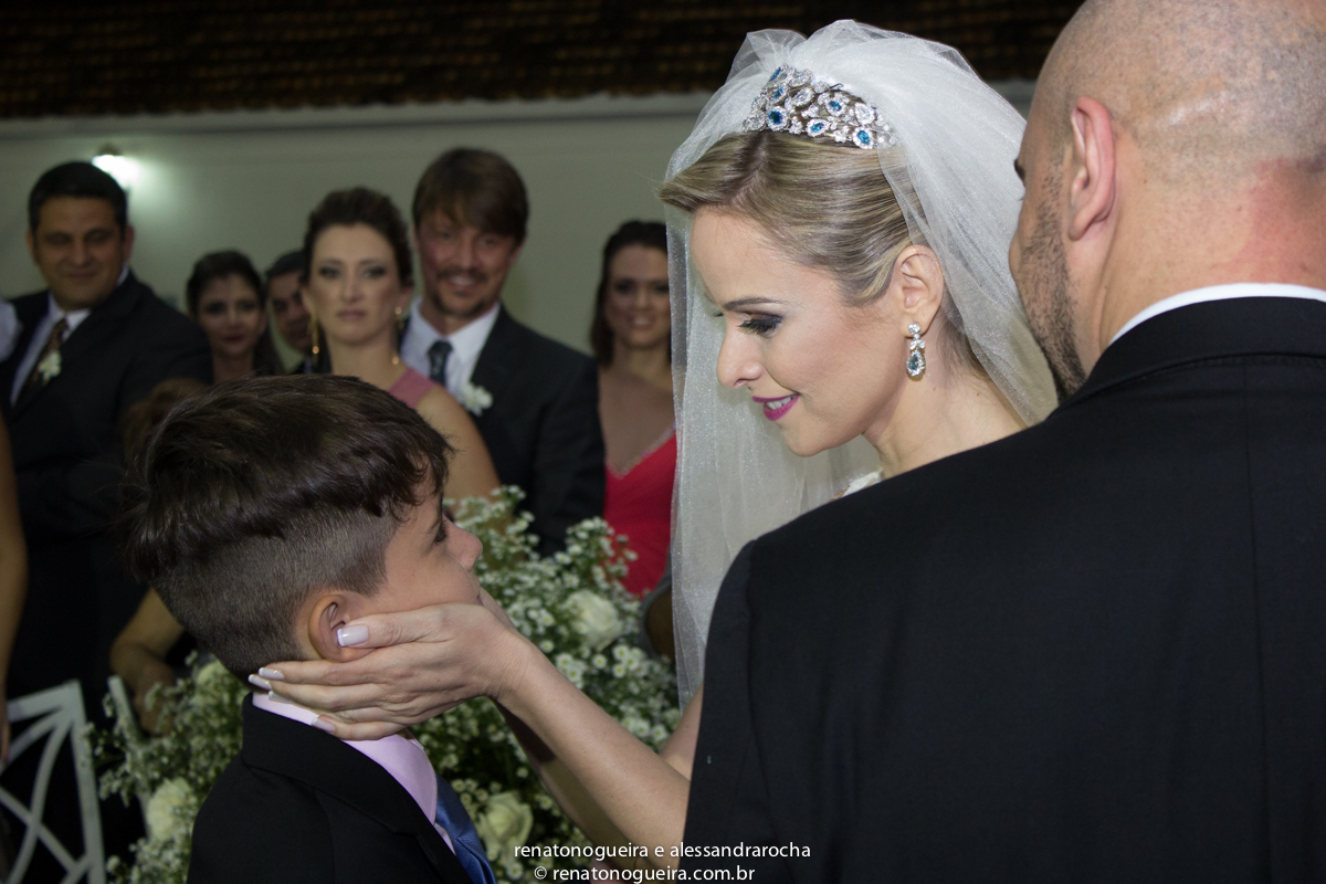 vestido de noiva, peças da noiva, noivo, noiva, espaço Joyeux sete lagoas, terno do noivo, sapato, bouquet, padrinhos, maquiagem da noiva, beijo, alianças, festa, dança dos noivos, musica, bolo de noivos, docinhos, arranjos, co