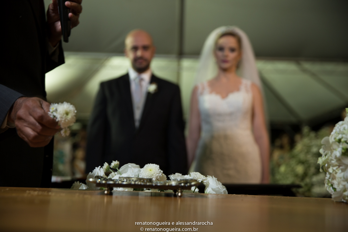 vestido de noiva, peças da noiva, noivo, noiva, espaço Joyeux sete lagoas, terno do noivo, sapato, bouquet, padrinhos, maquiagem da noiva, beijo, alianças, festa, dança dos noivos, musica, bolo de noivos, docinhos, arranjos, co