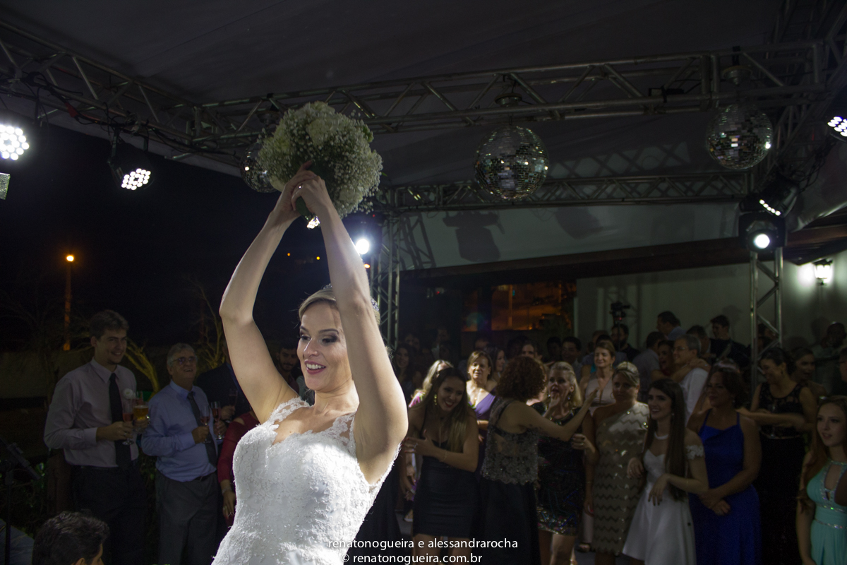 vestido de noiva, peças da noiva, noivo, noiva, espaço Joyeux sete lagoas, terno do noivo, sapato, bouquet, padrinhos, maquiagem da noiva, beijo, alianças, festa, dança dos noivos, musica, bolo de noivos, docinhos, arranjos, co