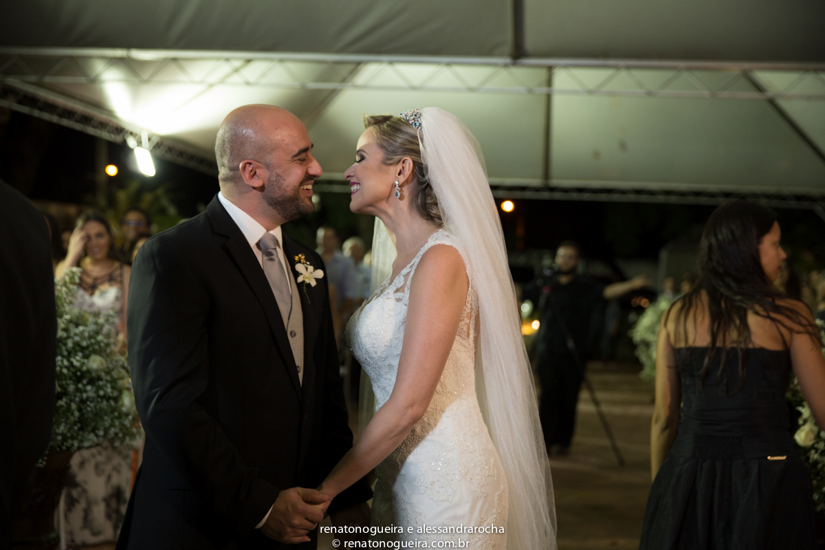 vestido de noiva, peças da noiva, noivo, noiva, espaço Joyeux sete lagoas, terno do noivo, sapato, bouquet, padrinhos, maquiagem da noiva, beijo, alianças, festa, dança dos noivos, musica, bolo de noivos, docinhos, arranjos, co