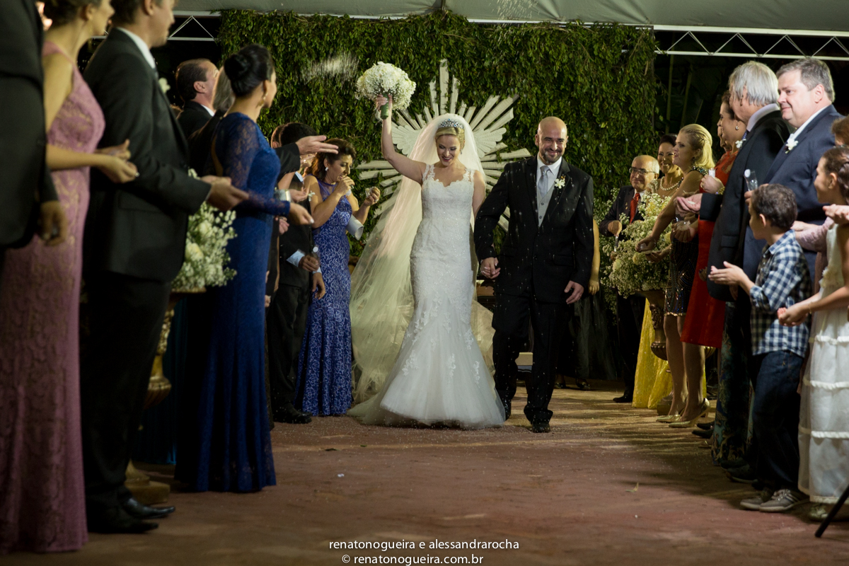 vestido de noiva, peças da noiva, noivo, noiva, espaço Joyeux sete lagoas, terno do noivo, sapato, bouquet, padrinhos, maquiagem da noiva, beijo, alianças, festa, dança dos noivos, musica, bolo de noivos, docinhos, arranjos, co