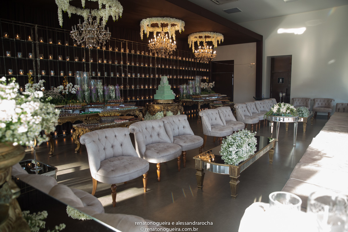 foto da decoração na mesa do bolo