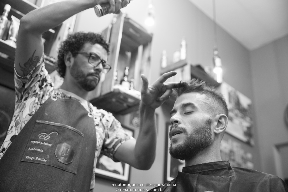 Noivo sendo finalizado o cabelo