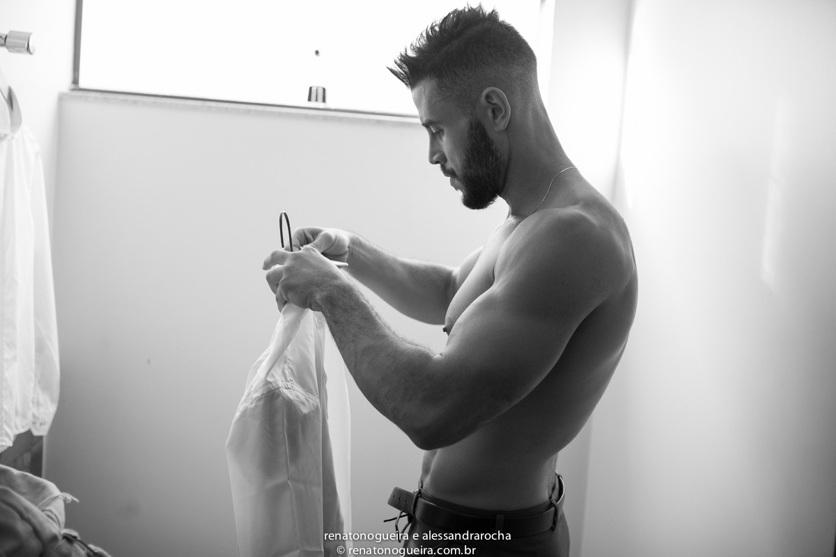 Noivo vestindo a camisa