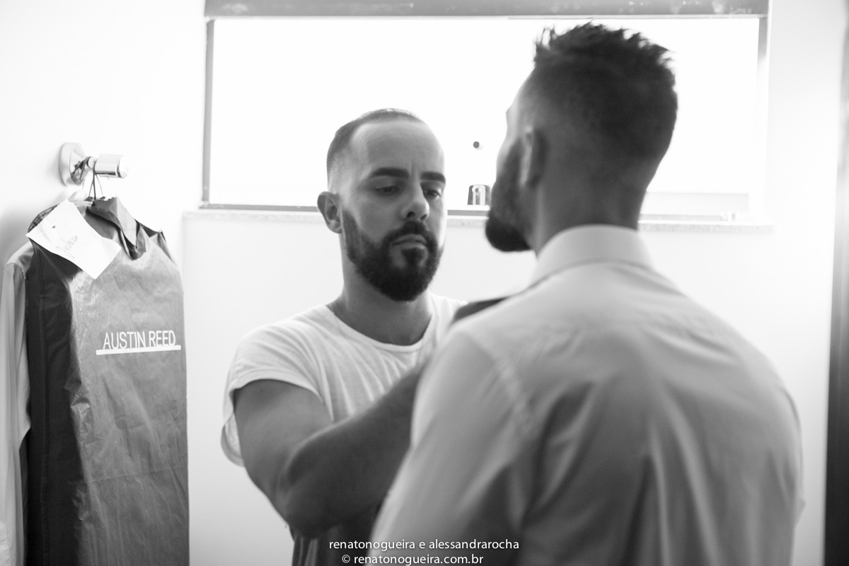 Noivos se arrumando felizes