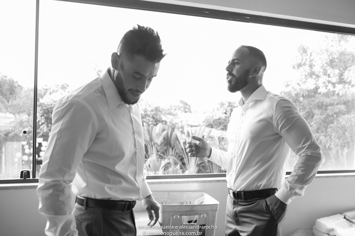 Noivos arrumando para o casamento