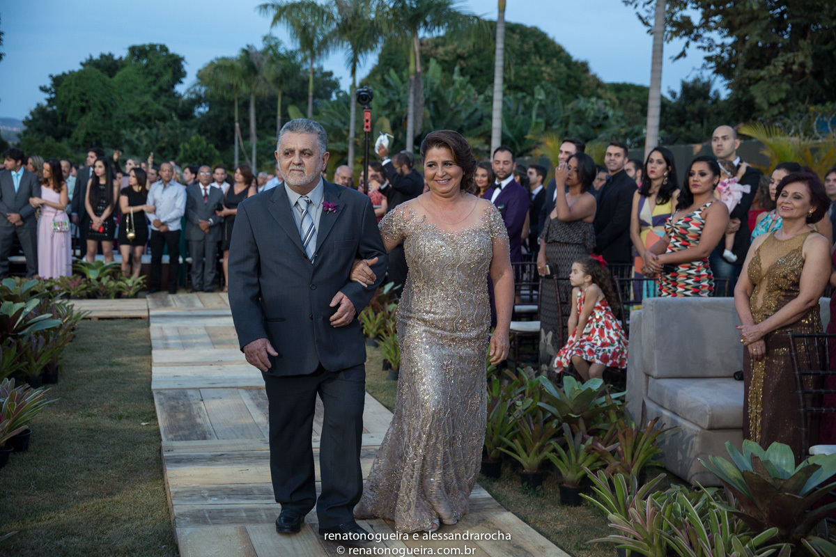pais dos noivos entrando no casamento