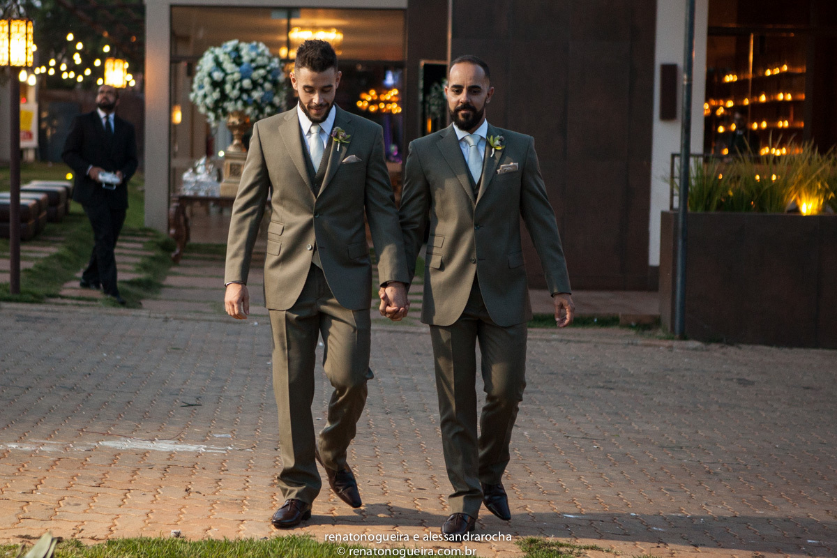 noivos entrando no casamento