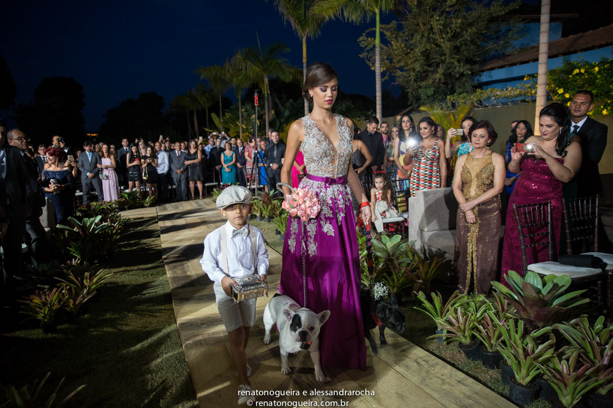 Entrada das alianças com cachorro