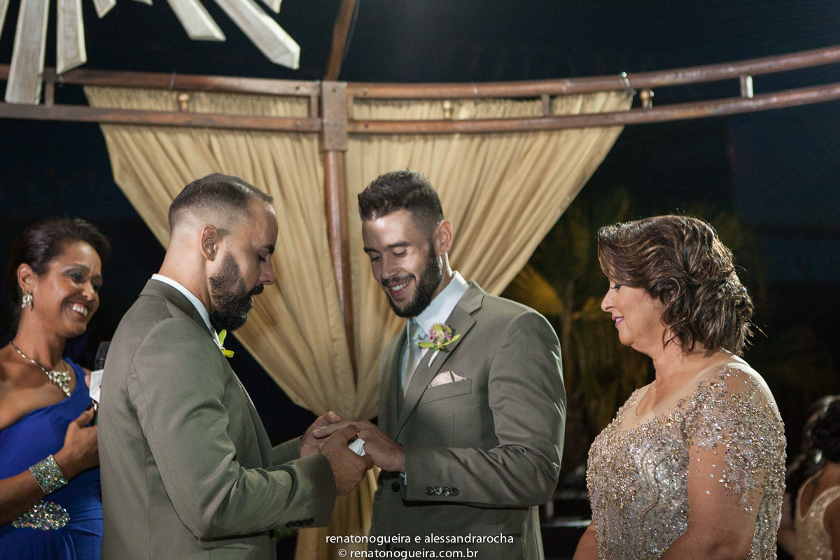 noivos trocando alianças