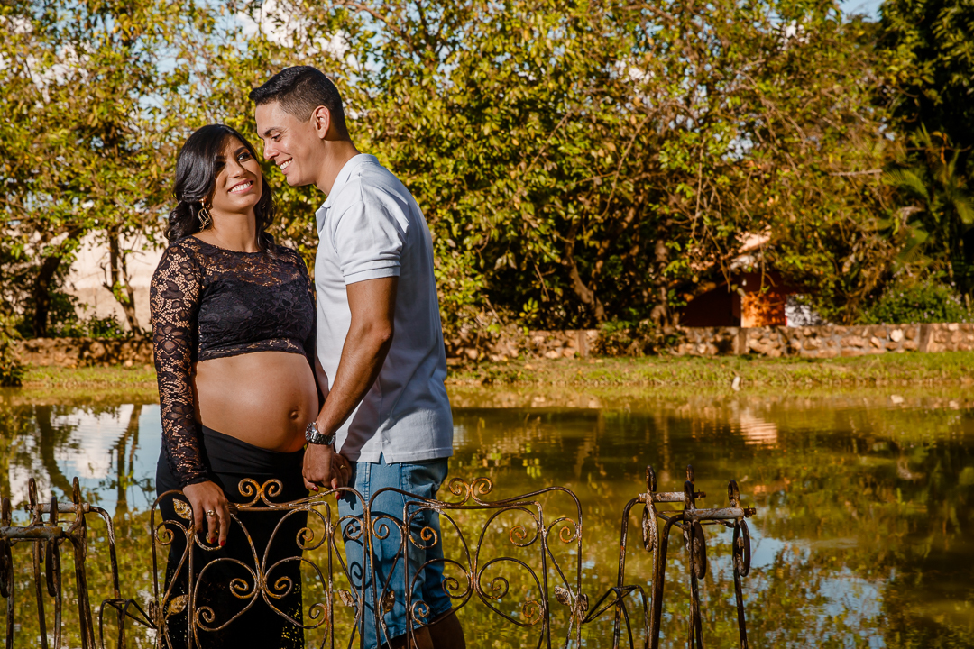 Gestante e marido na beira do lago no sitio 2001 