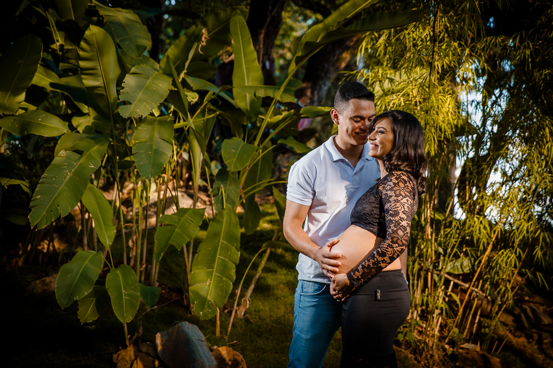 gestante recebendo o carinho da esposa no sitio 2001