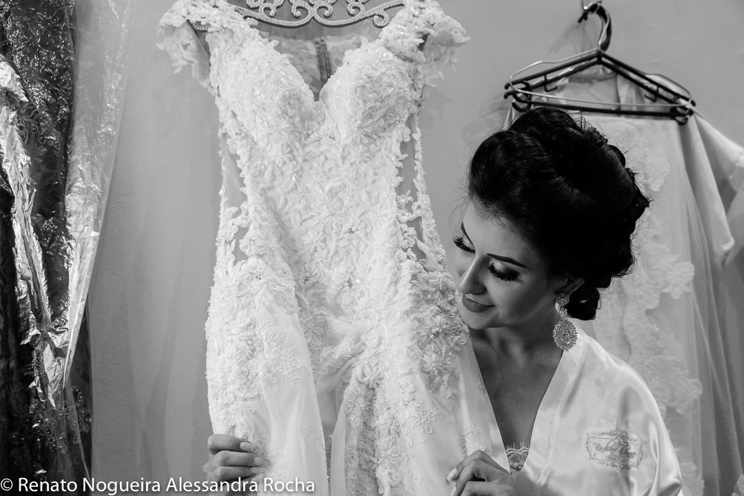 noiva feliz com seu vestido