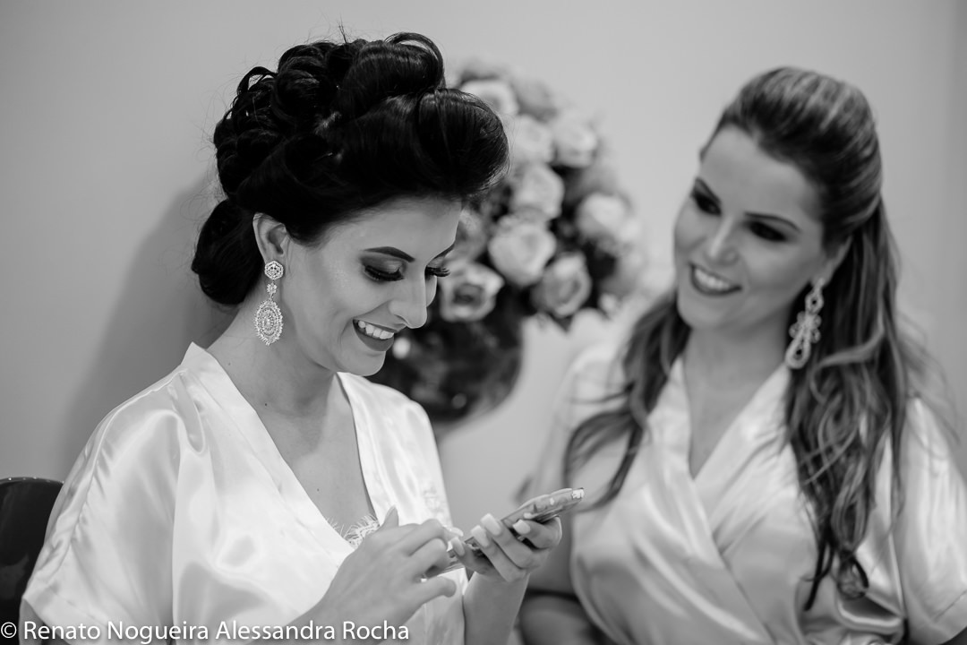 noiva feliz vendo mensagem do noivo no dia do casamento