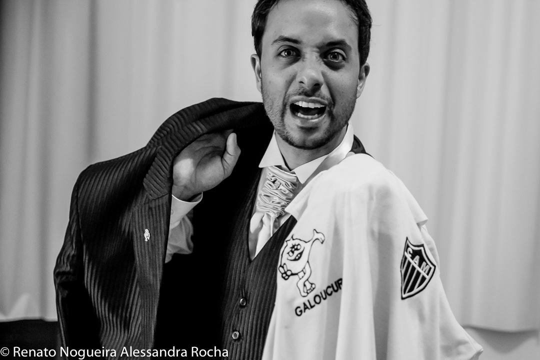 noivo mostrando a camisa do time do coração