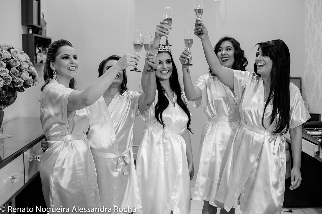 noiva e madrinhas fazendo brinde antes de irem para o casamento