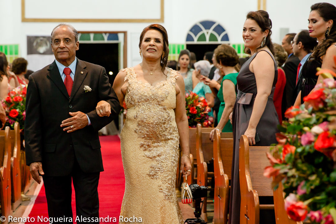 pai do noivo e mae da noiva entrando no casamento