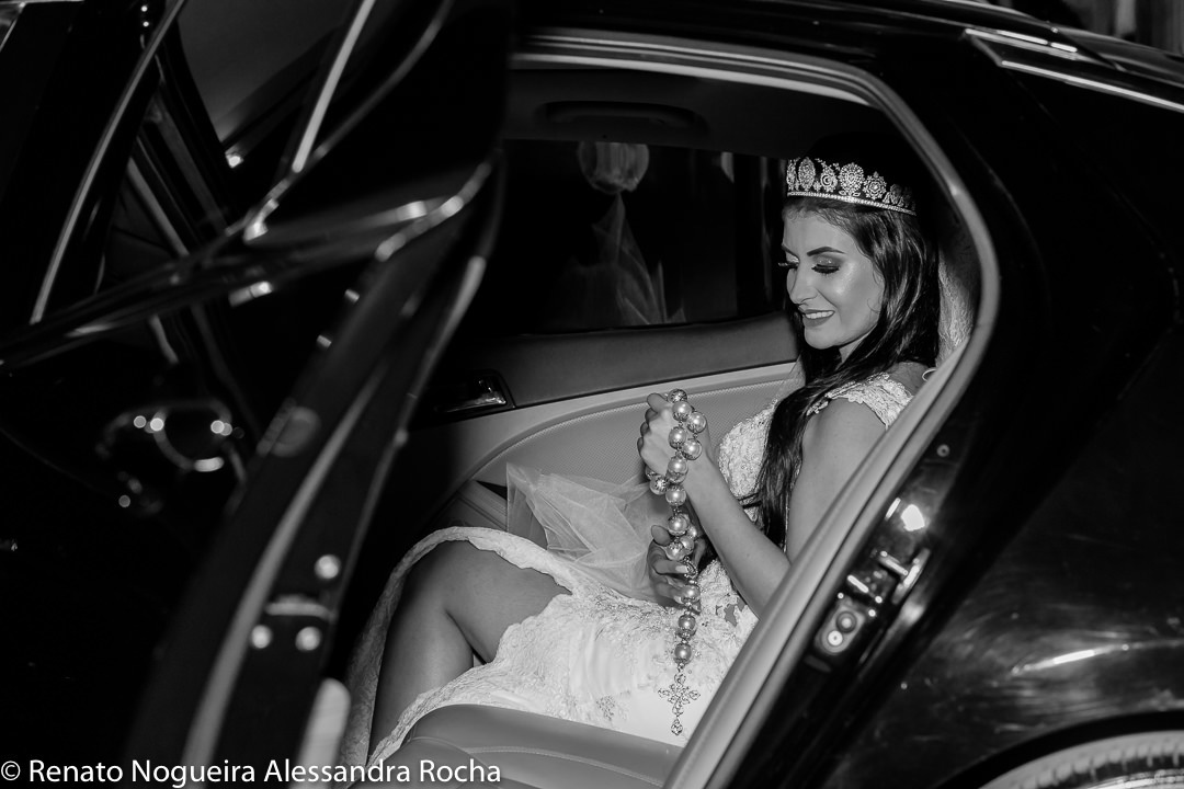 noiva preparando para descer do carro para entrar na igreja