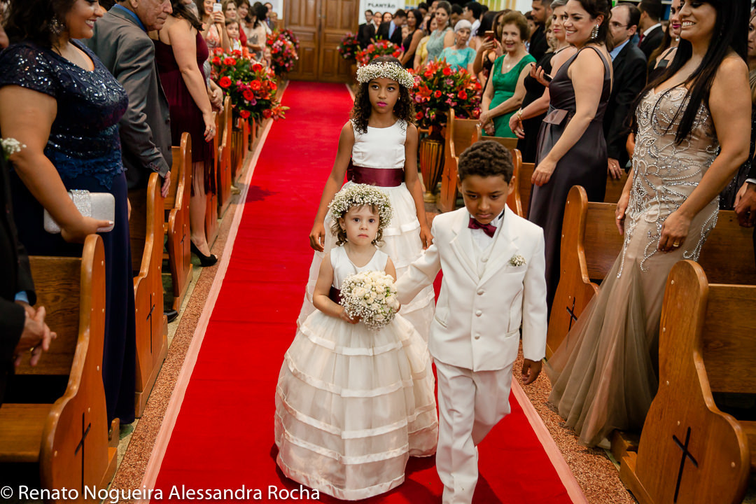 paje e damas entrando no corredor