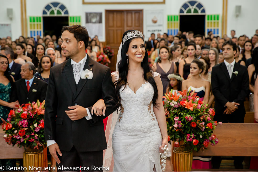 noiva feliz chegando no altar