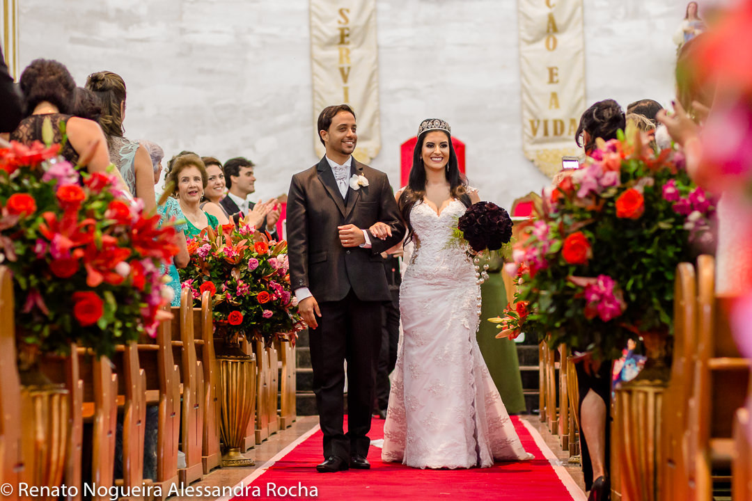 noivo e noive saindo, agora casados