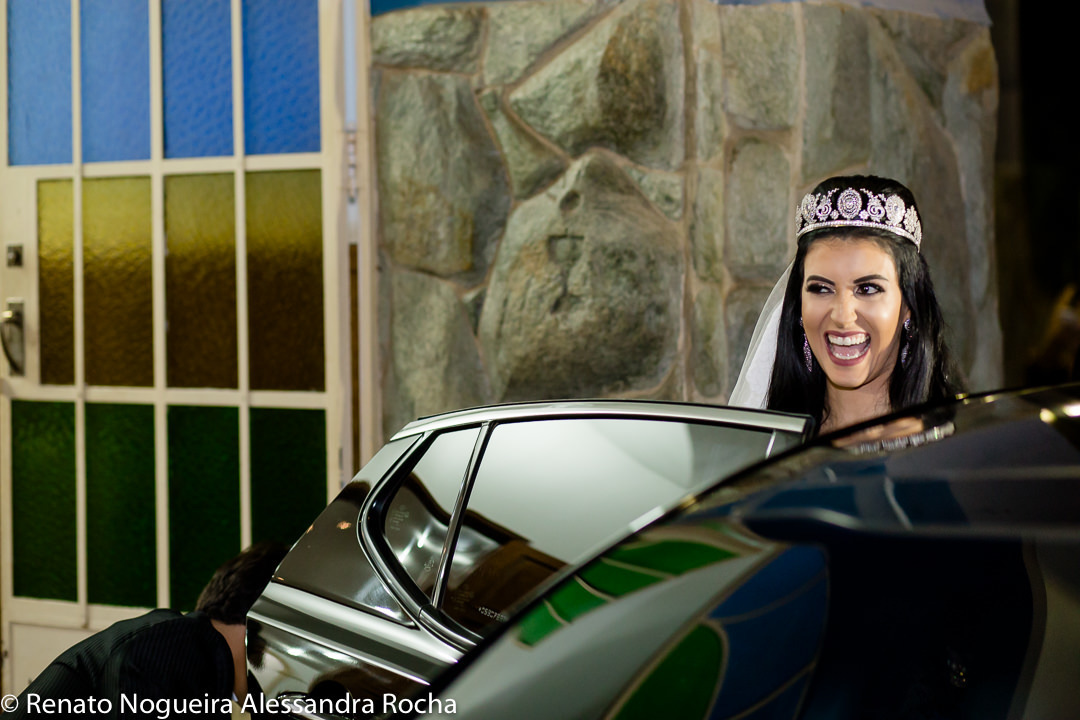 noiva entrando no carro
