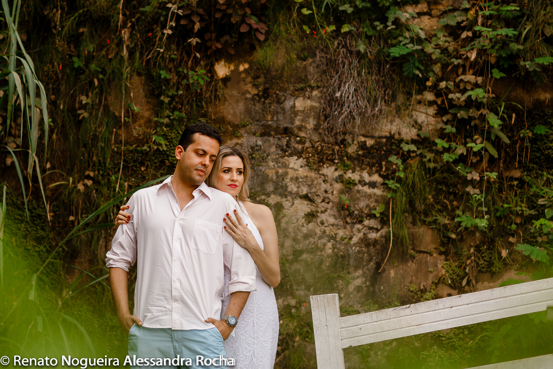 noiva fazendo um carinho no noivo